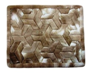 Alfombra de lujo de piel de alpaca con diseños geométricos - Product Image 5