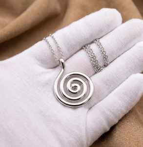 Colgante Espiral de Plata de Ley 925 con Baño de Oro Vermeil, Diseño Minimalista, Joyería Personalizada - Product Image 6