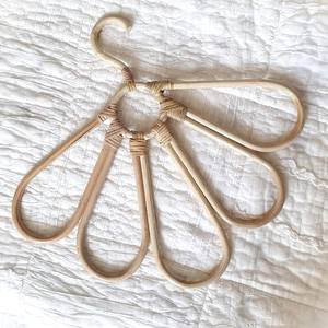 Percha de ratán con pétalos de flores, venta al por mayor, precio barato, perchas adorables para ropa de muñecas y otras prendas de bebé - Product Image 1