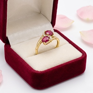 Bague en or jaune massif 14 carats avec rubis ovales naturels et accent de diamants, deux pierres, style bypass, bijoux fins, Memoria Jewels - Product Image 6
