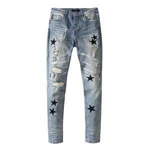 Pantalones vaqueros azul claro para hombre con apliques de estrellas verdes y negras, estilo casual de verano, cintura media, cierre de botones, pantalones de algodón tejido. - Product Image 3