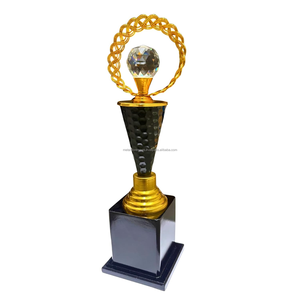 Vente en gros de trophées personnalisés en cristal et métal Trophée décoratif or et noir pour événements d'entreprise Cristal élégant - Product Image 1