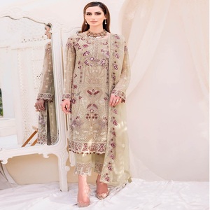 Robes Panjabi en mousseline de soie 3 pièces pour femmes Designers pakistanais Ramsha Vol 23 Costumes de mariée avec broderie pour les fêtes et les mariages - Product Image 4