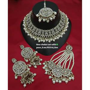 Parure de bijoux ethniques plaqués or pour mariée, avec collier ras-du-cou perlé en zircon et imitation perle, Maang Tikka et boucles d'oreilles pour mariage - Product Image 1