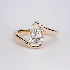 Anillo de Compromiso Solitario Minimalista de Oro de 18K/14K/10K con Diamante Cultivado en Laboratorio de Corte Pera de Lujo de 1.00 Ct, Joyería Fina Personalizada al por Mayor - Product Image 1