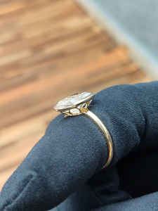 Anillo de Oro Amarillo con Diamante Corte Cojín, Elegante Joyería de Compromiso para Mujer, Diseño Personalizado de Lujo y Calidad Premium - Product Image 4