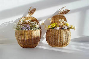 Cesta de almacenamiento para colgar en la pared con forma de manzana, tejida con ratán natural, perfecta para decorar las paredes de tu hogar. - Product Image 4