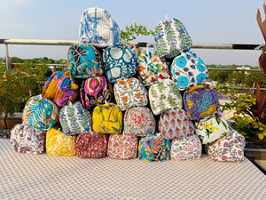Grande trousse de maquillage matelassée faite à la main, pochettes cosmétiques à fermeture éclair, sacs de rangement pour maquillage écologiques, sacs de voyage imperméables, petits sacs - Product Image 1