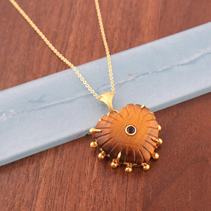 Collar con colgante de corazón tallado a mano en piedra natural de ojo de tigre de alta calidad con circonitas multicolor y chapado en oro de 18k. - Product Image 4