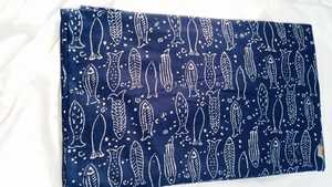 Tela de Algodón Índigo con Estampado de Peces, Tela de Algodón para Coser Vestidos, Bolsos, Cojines, Cortinas, Encuadernación de Libros y Todas las Manualidades - Product Image 4