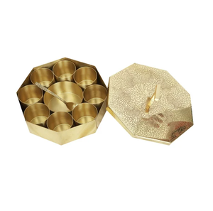 Boîte à épices en laiton personnalisée, forme ronde avec 7 compartiments, finition martelée - Product Image 2