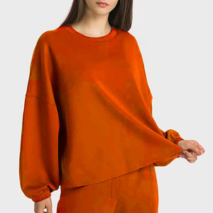 Múltiples estilos sólidos y con bloques de color disponibles. Top holgado y cómodo para mujer, de poliéster y algodón. - Product Image 1