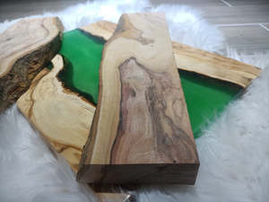Tabla de Servir de Madera de Acacia y Resina Epoxi de Diseño, Duradera y Rústica, para Queso, Charcutería, Pan, Frutas y Especialidades - Product Image 5