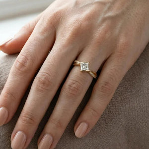 Bague de fiançailles en or jaune 14K/18K avec diamant taille princesse, bande torsadée croisée unique, bague de mariage solitaire pour femme - Product Image 6