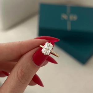 Bague de fiançailles solitaire tendance en or jaune 18 carats avec diamant de laboratoire Cu émeraude et boussole, certifiée IGI, pour femme - Product Image 1