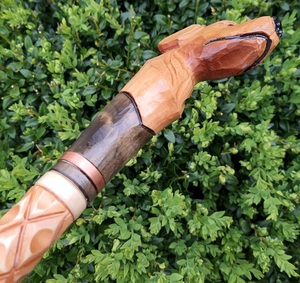 Canne de marche en bois sculptée à la main de luxe, design rustique, écologique, cadeau de retraite pour hommes, utilisation multifonctionnelle en extérieur - Product Image 2