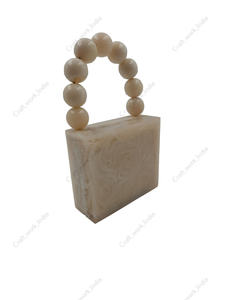 Pochette en résine effet marbre faite à la main avec poignée perlée, sac de soirée de luxe pour femme, création de designer - Product Image 2