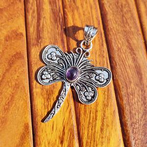 Pendentif en pierre précieuse en forme de papillon naturel pour l'énergie positive, la guérison émotionnelle et la mode bohème, disponible à la vente - Product Image 5