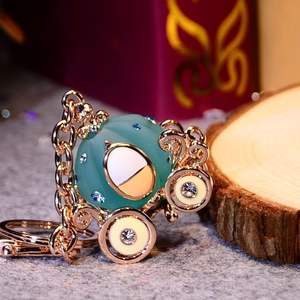 Llavero de aleación de zinc con forma 3D de carruaje de calabaza para mujer, monedero pequeño, bonito amuleto, regalo de Año Nuevo, decoraciones - Product Image 5