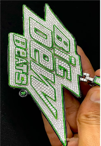 Collar con Colgante de Logotipo Verde Personalizado con Incrustaciones de Diamantes, Chapado en Oro de 14K y Rodio, para Unisex, Estilo Hip Hop, Joyería de Lujo - Product Image 1