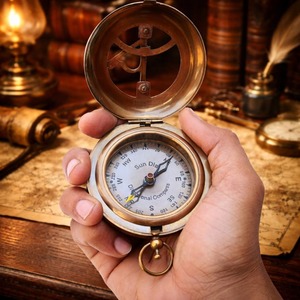 Brújula de Magnezia con Apertura a Presión y Diseño de Reloj Solar, Estuche de Cuero, Accesorio Steampunk Vintage, Regalo Único para Hombre, Hermosa Decoración Antigua Hecha a Mano - Product Image 4