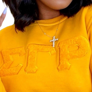 Sweat-shirt en chenille avec lettres grecques Sigma Gamma Rho en or, broderie pour femmes, mélange de coton, manches longues, coupe élégante - Product Image 6