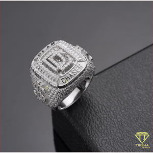 Bague de mode pour homme en argent sterling 925 avec diamant Moissanite, initiale D saisissante au centre, monture texturée et design entièrement scintillant - Product Image 2