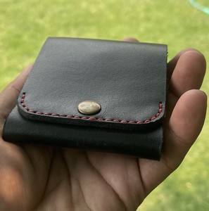 Cartera Unisex Hecha a Mano, Ecológica, de Cuero Genuino con Cierre de Botón |   Bolsillo para Monedas, Ranuras para Tarjetas y Compartimento para Efectivo - Product Image 4