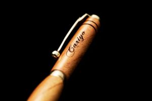 Prix d'usine, excellente qualité, fournitures de correction d'écriture en bois, stylo à bille personnalisé imprimé - Product Image 4