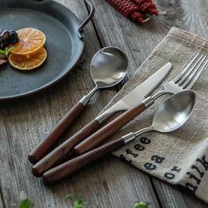Ensemble de couverts en métal durable avec manche en bois, conçu pour des années de plaisir. - Product Image 2