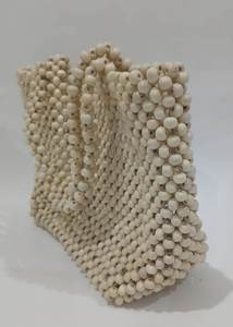 กระเป๋าสะพายไหล่ประดับลูกปัดสวยงาม ผลิตด้วยมืออย่างประณีต ผสานงานฝีมือดั้งเดิมเข้ากับเทรนด์แฟชั่นสมัยใหม่ ทำให้ทุกคอลเลกชันโดดเด่น - Product Image 4