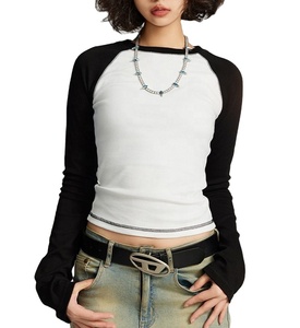 OEM Logo personnalisé Américain Vintage Sexy Slim Fitted Crop Top T-shirt à manches longues Coton vierge Garniture contrastée T-shirt à manches raglan - Product Image 1
