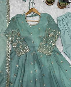 Conjunto de Lehenga Choli Verde Bordado, Tela Pesada, Traje Indio Cosido, Largo hasta el Suelo, para Bodas y Fiestas - Product Image 5