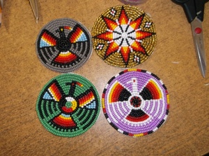 ที่รองแก้วประดับลูกปัดแก้วทำมืออย่างหรูหรา ออกแบบมาเพื่อประสบการณ์การรับประทานอาหารสุดหรูและการตกแต่งโต๊ะอาหารที่บ้าน - Product Image 3