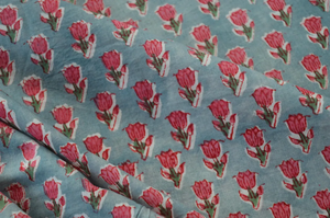 Tissu 100% coton imprimé à la main, bleu ciel avec motif floral rouge Buta |   Tissu de course Jaipur en gros - Product Image 3