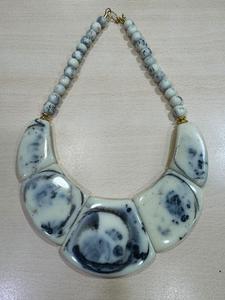 Collar de resina hecho a mano con cuentas naranjas redondas, accesorio de moda para mujer de la India. - Product Image 2