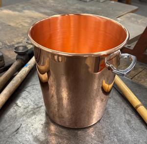 Cubo de hielo simple con acabado de cobre para bares domésticos, almacenamiento de bebidas y enfriamiento de vino, cerveza, champán, y un elegante accesorio de bar. - Product Image 1