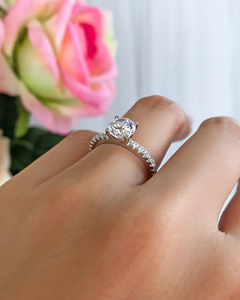 แหวนหมั้นมอสซาไนต์ทรงกลม 1.50 กะรัต ประดับเพชรแบบ Pave ตัวเรือนทองคำแท้ 14K แหวนสัญญาแบบเรียบหรู คลาสสิก 4 กรงเล็บ ของขวัญสั่งทำพิเศษ - Product Image 3