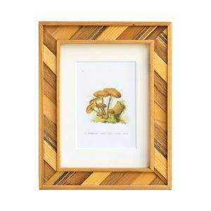 Cadre photo en bois artisanal unique avec détails artistiques, idéal pour les intérieurs modernes et d'inspiration vintage. - Product Image 3