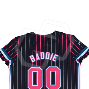Maillot de baseball respirant sublimé pour femmes, manches courtes, boutonné, rose et noir à fines rayures, qualité supérieure, fabriqué au Pakistan - Product Image 4