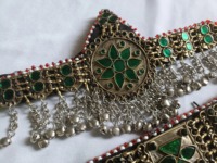 Ensemble de collier tribal afghan vibrant avec boucles d'oreilles assorties, orné d'incrustations de verre bleu et de perles métalliques détaillées pour un ensemble complet