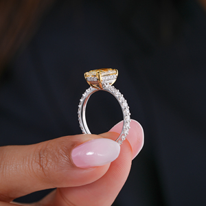 Bague de fiançailles bicolore en or jaune avec diamant jaune de laboratoire taille radiant allongée, micro-pavé et griffes en or jaune - Product Image 3