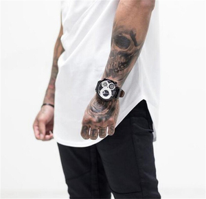 Une usine OEM produit des lots de débardeurs pour hommes de qualité supérieure avec des détails de logo personnalisés et une logistique d'approvisionnement mondiale. - Product Image 2