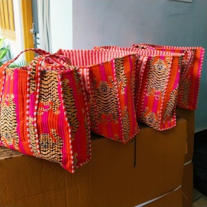 Lot en gros de sacs fourre-tout en coton écologiques, style bohème, imprimé tigre orange, avec deux poignées et ouverture facile - Product Image 6