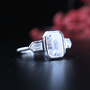 Anillo de compromiso de plata de ley 925 con moissanita de corte esmeralda y 3 diamantes laterales de corte baguette para mujer, venta al por mayor - Product Image 6