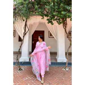 Ensemble de robe Anarkali en coton rose Uma, orné de broderies Gotta, Salwar Kameez pour les mariages - Product Image 2