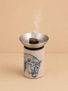 Brûleur d'encens artisanal en aluminium avec base cylindrique à motif de cheval bleu pour une utilisation aromatique toute l'année - Product Image 1