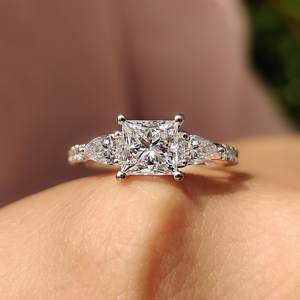 Bague élégante en diamant de laboratoire taille princesse avec pierres latérales coniques en or blanc 14 carats, design de joaillerie raffinée, cadeau pour elle - Product Image 1