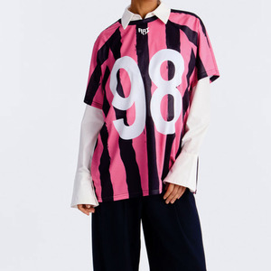 เสื้อเจอร์ซีย์อเมริกันฟุตบอลผู้หญิงสีชมพูลายทางผ้าตาข่ายทรงโอเวอร์ไซส์ สตรีทแวร์ เสื้อกีฬา สั่งทำหมายเลขได้ ชุดทีม ผลิตโดยโรงงาน OEM รับออเดอร์จำนวนมาก - Product Image 2