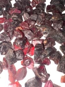Pierre précieuse naturelle grenat rouge brut pour la fabrication de bijoux, haute qualité, effet étoile changeant de couleur, pierres lâches Rajasthan Gigli Rigli - Product Image 3